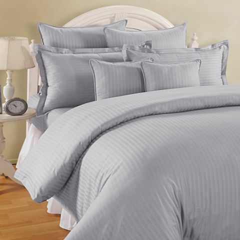 Lenjerie de pat dublu king size 6 piese Damasc Policoton dunga 1 cm, cearsaf pat 230x260 cm, cearsaf pilota 200x230 cm, fete perne 50x70 cm si 70x70 cm Gri Deschis