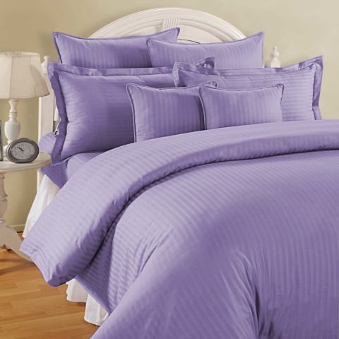 Lenjerie de pat dublu king size 6 piese Damasc Policoton dunga 1 cm, cearsaf pat 230x260 cm, cearsaf pilota 200x230 cm, fete perne 50x70 cm si 70x70 cm Lila Iris