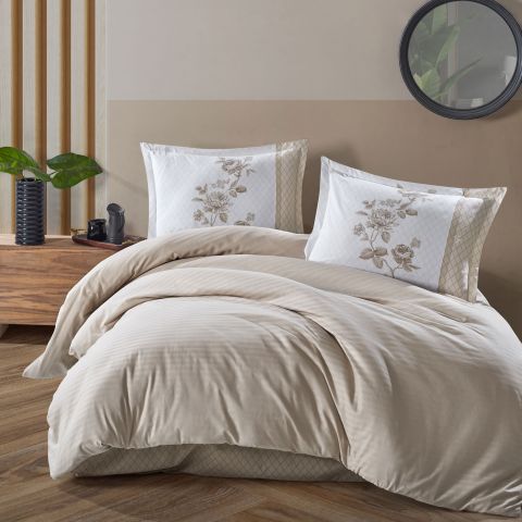 Lenjerie pat dublu Bumbac Ranforce Boutique 4 piese, cearsaf pat 240x260 cm, pilota 200x220 cm, 2 fete perne 50x70 cm, Clasy Bej SUAVE V4