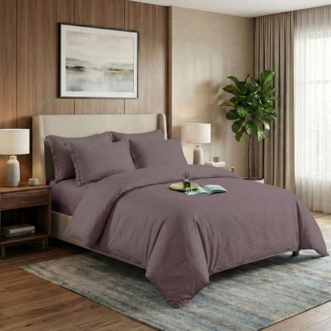 Lenjerie pat dublu 6 piese Damasc Policoton, cu husa saltea 160x200 sau 180x200 cm, pilota 200x230 cm, fete perne 50x70 cm si 70x70 cm, dunga 1 cm Maro (6DPH19) 