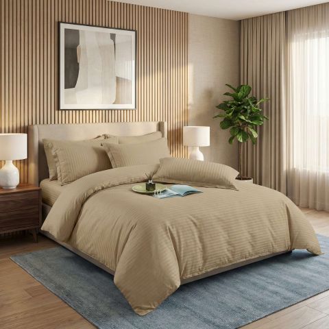 Lenjerie pat dublu 6 piese Damasc Policoton, cu husa saltea 160x200 sau 180x200 cm, pilota 200x230 cm, fete perne 50x70 cm si 70x70 cm, dunga 1 cm Bej (6DPH35) 