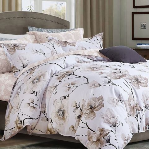 Lenjerie pat dublu 6 piese Percale Bumbac 100%, 6 piese, cu husa saltea 160x200 sau 180x200 cm, pilota 200x230 cm, 2 fete perna 50x70 cm si 70x70 cm, Floricele Alb / Maro, Pucioasa