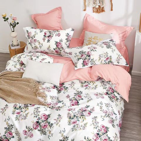 Lenjerie pat dublu extra large Percalle imprimat Bumbac 100%, 6 piese, cearsaf pat 240x260 cm, pilota 200x230 cm, 2 fete perna 50x70 cm si 70x70 cm, Flori Alb / Mov, Pucioasa