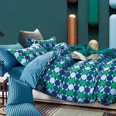 Lenjerie pat dublu extra large Percalle imprimat Bumbac 100%, 6 piese, cearsaf pat 240x260 cm, pilota 200x230 cm, 2 fete perna 50x70 cm si 70x70 cm, Buline Albastru / Verde, Pucioasa