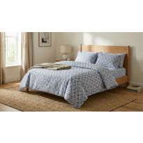 Lenjerie pat dublu extra large Creponata 100% Bumbac, cearsaf pat 240x260 cm, pilota 200x230 cm, 2 fete perna 50x70 cm, Alb/Albastru, Pucioasa CREP77