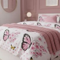 Lenjerie pat dublu ELVO 4 piese cearsaf pat 230x250 cm, pilota 200x230 cm, 2 fete perne 50x70 cm, Fluturasi Alb / Roz