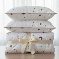 Pachet Pilota matlasata 140x200 cm si 1 perna 50x70 cm, model Stele si Luna, Alb