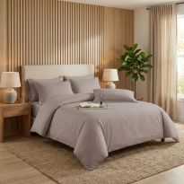 Lenjerie pat dublu 6 piese Damasc Policoton, cu husa saltea 160x200 sau 180x200 cm, pilota 200x230 cm, fete perne 50x70 cm si 70x70 cm, dunga 1 cm Maro Deschis (6DPH40) 