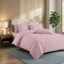 Lenjerie pat dublu 6 piese Damasc Policoton, cu husa saltea 160x200 sau 180x200 cm, pilota 200x230 cm, fete perne 50x70 cm si 70x70 cm, dunga 1 cm Roz Pudra (6DPH44) 