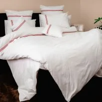 Lenjerie de pat dublu Bumbac 100% Ranforce 8 piese cearsaf pat 240x260 cm si pilota 200x220 cm, 2 fete perne 40x40, 50x70 si 70x70, Alba cu tiv 3 dungi brodat Rosu, Pucioasa 