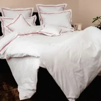 Lenjerie de pat dublu Bumbac 100% Ranforce 8 piese cearsaf pat 240x260 cm si pilota 200x220 cm, 2 fete perne 40x40, 50x70 si 70x70, Alba cu tiv brodat Rosu, Pucioasa
