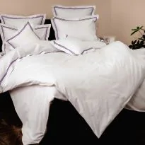 Lenjerie de pat dublu Bumbac 100% Ranforce 8 piese cearsaf pat 240x260 cm si pilota 200x220 cm, 2 fete perne 40x40, 50x70 si 70x70, Alba cu tiv brodat Mov, Pucioasa
