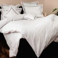 Lenjerie de pat dublu Bumbac 100% Ranforce 8 piese cearsaf pat 240x260 cm si pilota 200x220 cm, 2 fete perne 40x40, 50x70 si 70x70, Alba cu tiv brodat Maro, Pucioasa