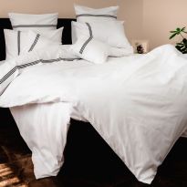 Lenjerie de pat dublu Bumbac 100% Ranforce 8 piese cearsaf pat 240x260 cm si pilota 200x220 cm, 2 fete perne 40x40, 50x70 si 70x70, Alba cu tiv 3 dungi brodat Negru, Pucioasa 
