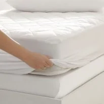 Husă protecție pat matlasată ultrasonic impermeabilă pentru saltea de 160x200 cm cu bordură laterală Alb
