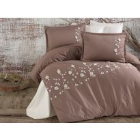Lenjerie pat Satin Brodat Premium Lux 100% Bumbac, 6 piese king size, cearsaf 240x260 cm, pilota 200x220 cm, 2 fete perne brodate 50x70 cm, 2 fete perne simple 50x70cm, Clasy Fiore V2 Maro Elegant