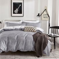 Lenjerie pat dublu 6 piese Percale Bumbac 100%, 6 piese, cu husa saltea 160x200 sau 180x200 cm, pilota 200x230 cm, 2 fete perna 50x70 cm si 70x70 cm, Imprimeu modern Alb / Gri, Pucioasa