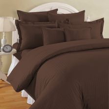 Lenjerie de pat dublu king size 6 piese Damasc Policoton dunga 1 cm, cearsaf pat 230x260 cm, cearsaf pilota 200x230 cm, fete perne 50x70 cm si 70x70 cm Maro