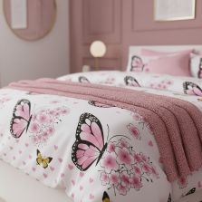 Lenjerie pat dublu ELVO 4 piese cearsaf pat 230x250 cm, pilota 200x230 cm, 2 fete perne 50x70 cm, Fluturasi Alb / Roz Ralex Pucioasa