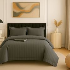 Lenjerie de pat dublu XXL Damasc Policoton dunga 1 cm, cearsaf pat 230x260 cm, pilota 200x230 cm, 4 piese Gri Închis IMP2, Pucioasa 