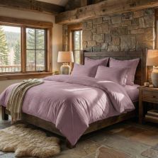 Lenjerie pat dublu 6 piese Damasc Policoton, cearsaf pat 230x250 cm, pilota 200x230 cm, fete perne 50x70 cm si 70x70 cm, dunga 1 cm Lila