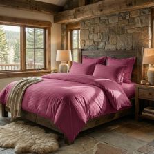 Lenjerie pat dublu 6 piese Damasc Policoton, cearsaf pat 230x250 cm, pilota 200x230 cm, fete perne 50x70 cm si 70x70 cm, dunga 1 cm Roz Burgundi