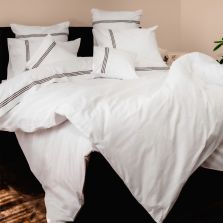 Lenjerie de pat dublu Bumbac 100% Ranforce 8 piese cearsaf pat 240x260 cm si pilota 200x220 cm, 2 fete perne 40x40, 50x70 si 70x70, Alba cu tiv 3 dungi brodat Maro, Pucioasa 