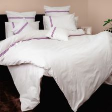 Lenjerie pat dublu Bumbac 100% Ranforce 8 piese cearsaf pat 240x260 cm si pilota 200x220 cm, 2 fete perne 40x40, 50x70 si 70x70, Alba cu tiv brodat 3 dungi Mov, Pucioasa 