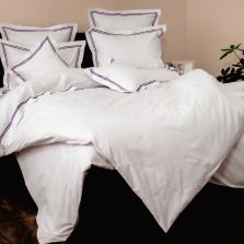 Lenjerie de pat dublu Bumbac 100% Ranforce 8 piese cearsaf pat 240x260 cm si pilota 200x220 cm, 2 fete perne 40x40, 50x70 si 70x70, Alba cu tiv brodat Mov, Pucioasa
