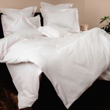 Lenjerie de pat dublu Bumbac 100% Ranforce 8 piese cearsaf pat 240x260 cm si pilota 200x220 cm, 2 fete perne 40x40, 50x70 si 70x70, Alba cu tiv brodat Portocaliu, Pucioasa