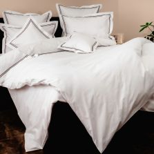 Lenjerie de pat dublu Bumbac 100% Ranforce 8 piese cearsaf pat 240x260 cm si pilota 200x220 cm, 2 fete perne 40x40, 50x70 si 70x70, Alba cu tiv brodat Maro, Pucioasa