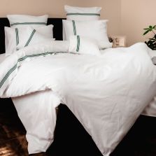 Lenjerie de pat dublu Bumbac 100% Ranforce 8 piese cearsaf pat 240x260 cm si pilota 200x220 cm, 2 fete perne 40x40, 50x70 si 70x70, Alba cu tiv 3 dungi brodat Verde, Pucioasa 