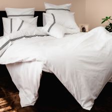 Lenjerie de pat dublu Bumbac 100% Ranforce 8 piese cearsaf pat 240x260 cm si pilota 200x220 cm, 2 fete perne 40x40, 50x70 si 70x70, Alba cu tiv 3 dungi brodat Negru, Pucioasa 