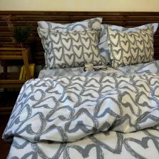 Lenjerie pat Creponata 100% Bumbac, cearsaf pat 160x240 cm, pilota 140x210 cm, fata perna 50x70 cm, Inimioare Alb-Gri, Pucioasa