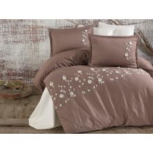 Lenjerie pat Satin Brodat Premium Lux 100% Bumbac, 6 piese king size, cearsaf 240x260 cm, pilota 200x220 cm, 2 fete perne brodate 50x70 cm, 2 fete perne simple 50x70cm, Clasy Fiore V2 Maro Elegant